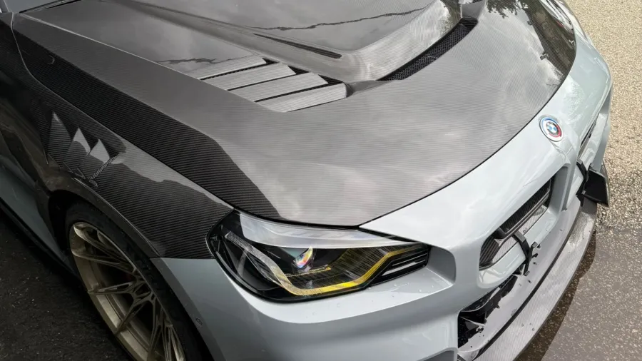 Montierte Carbonfaser-Motorhaube an einem BMW
