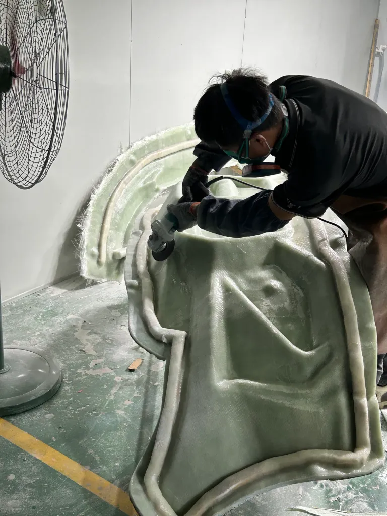 Mitarbeiter schleift die Form eines Carbonfaser-Bauteils im Werk Qingyuan