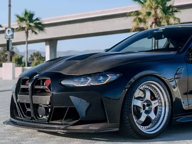 BMW M5 mit Carbonfaser-Frontsplitter und Carbonfaser-Motorhaube